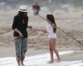 Моника Беллучи с дочкой Девой на пляже