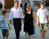 Пирс Броснан с семьей в Италии