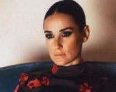 У Деми Мур вырезали грудь