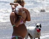 Беременная Бритни на пляже