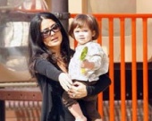 Сальма Хаейк и Валентина на детской площадке