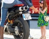 Том Круз подарил трехлетней дочери автомобиль