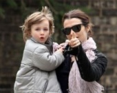 Рейчел Вайз гуляет с сыном