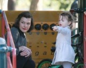 Милла Йовович со своей дочкой в парке