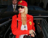 Пэрис привезла в Москву пять машин вещей