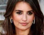 Пенелопа Круз показала округлившийся животик