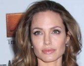 Джоли страдает от заниженной самооценки