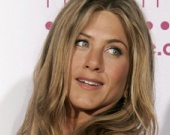 Энистон хочет усыновить ребенка