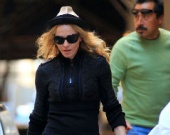 Модные дети и усталая мама: выходной Мадонны