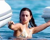 Пенелопа Крус выплыла из купальника