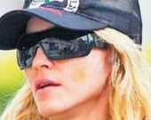 Бандитский удар на лице Мадонны