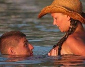 Секс-символ кино обручилась с боксером