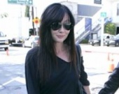 Шэннен Доэрти помогает больным раком детям