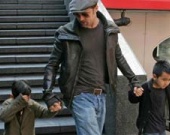 Анджелина отдыхает, Брэд сидит с детьми