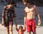 Мэттью МакКонохи с семьей на пляже