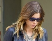 На Джессику Бил давят