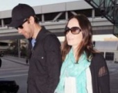 Эмили Блант продемонстрировала свое обручальное кольцо