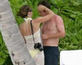 Хью Грант стал третьим в семье Лиз Херли