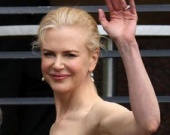 Николь Кидман выпала из платья