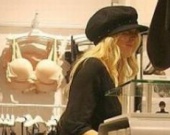 Линдсей Лохан решила приобрести бюстгальтер