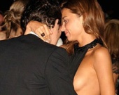 "Пуританское" платье подруги Орландо Блума