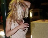 Пьяная Памела Андерсон шатается по городу