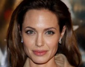 Джоли вынуждена нанять сиделку