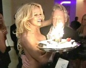 Голая Памела Андерсон пришла на вечеринку!