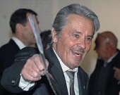 Ален Делон попал в плен папарацци