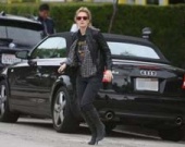 Дрю Бэрримор - бегом по мостовой