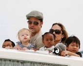 Энджи и Брэд удочерят еще одну малышку