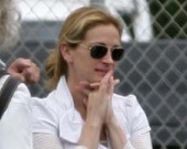 Джулия Робертс с мужем и детьми в Малибу