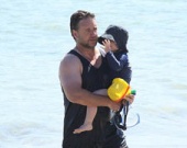 Рассел Кроу отдыхает с семьей в Австралии