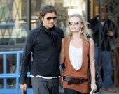 Орландо Блум развлекается с резиновой куклой!