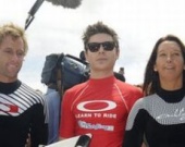 Зак Эфрон учится серфингу